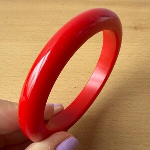 VINTAGE CHERRY RED BAKELITE ROUND DONUT SHAPE BANGLE BRACELET POPPING COLOR